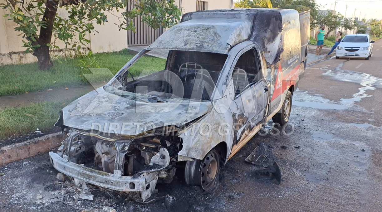 Veículo estacionado tem perda total após pegar fogo em uma rua às margens da Avenida dos Estudantes 1