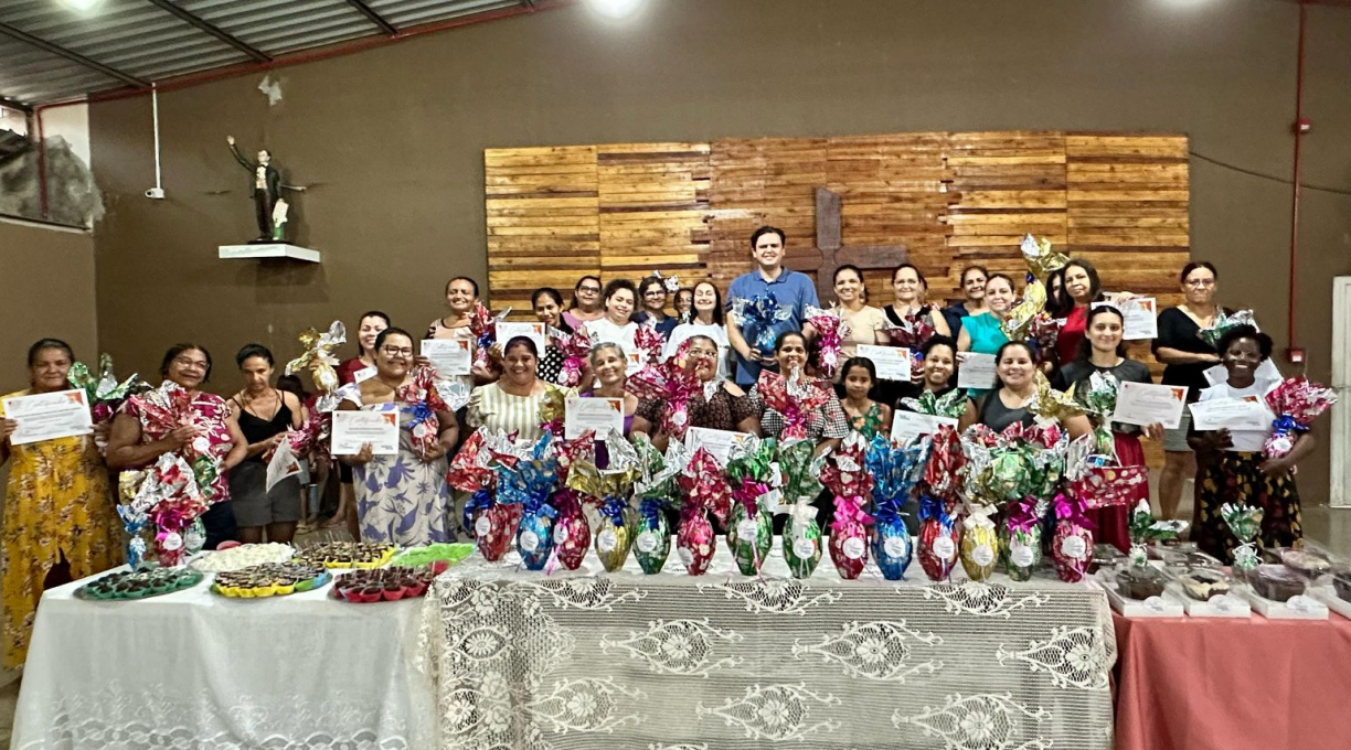 Flor do Cerrado capacita nova turma do curso de Ovos de Páscoa no Jardim Atlântico 1