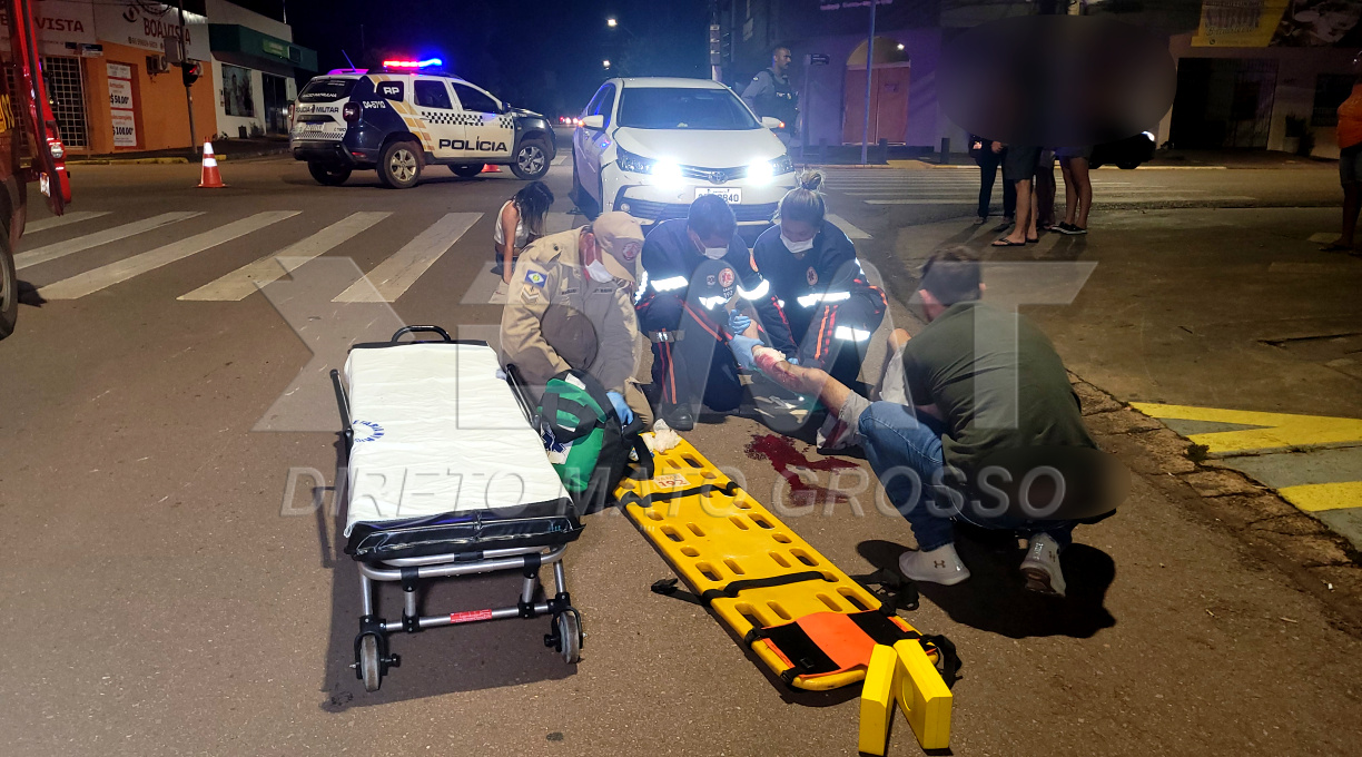 Casal em motocicleta fica ferido após colisão com automóvel no centro de Rondonópolis 1