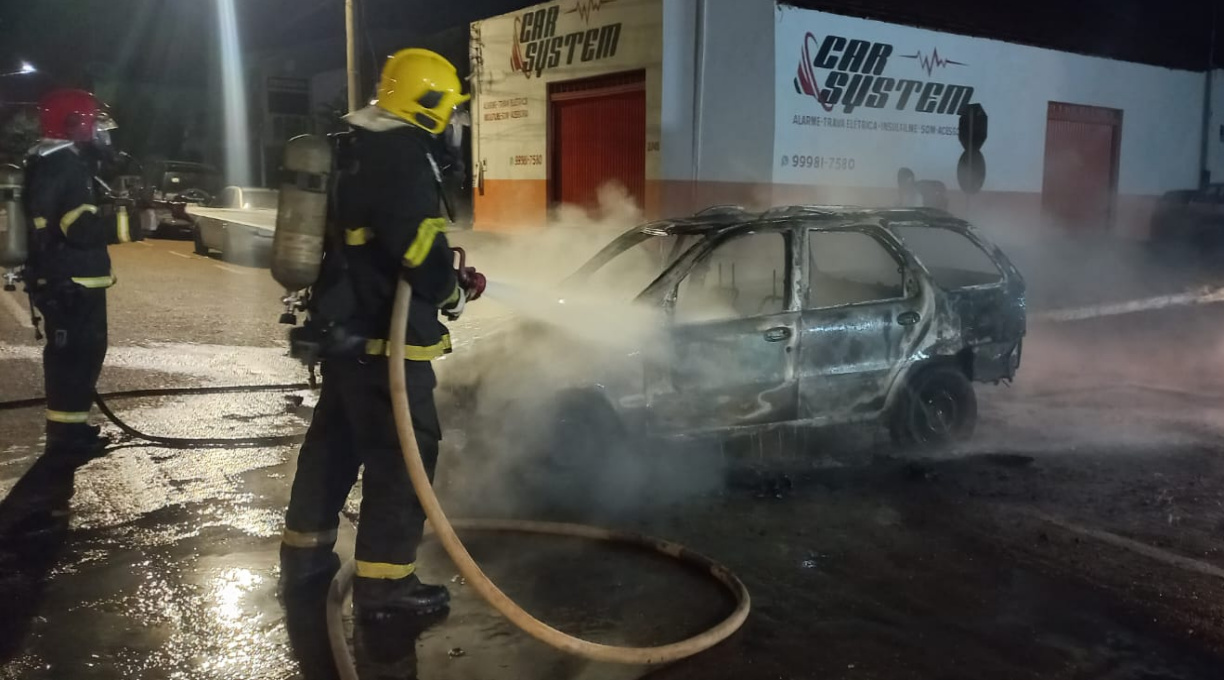 Carro pega fogo no centro de Rondonópolis e fica completamente destruído 4