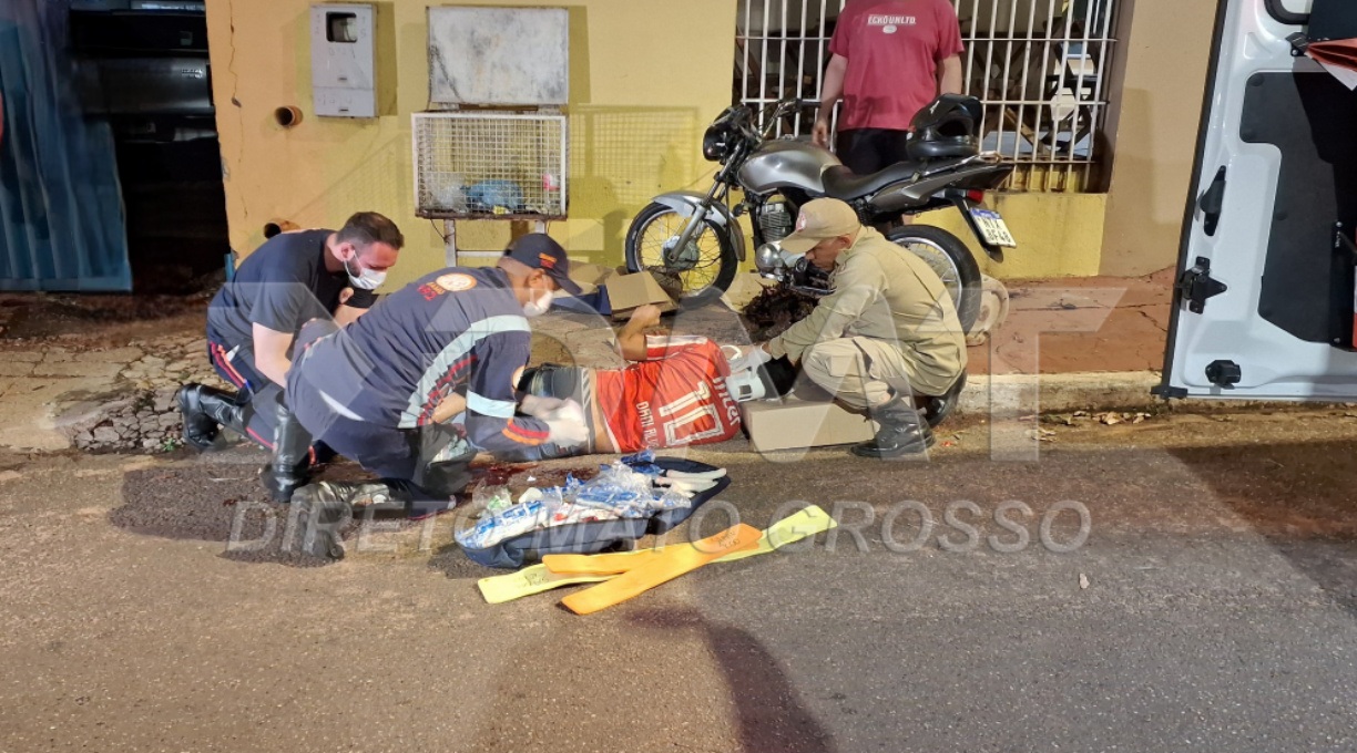 Motociclista sofre fratura exposta na perna após colidir com um poste no Residencial São José 1