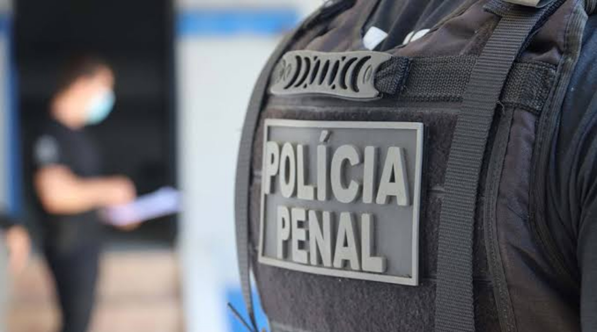 Policial penal é preso após ser flagrado deixando celulares em carceragem da Penitenciária Central 1