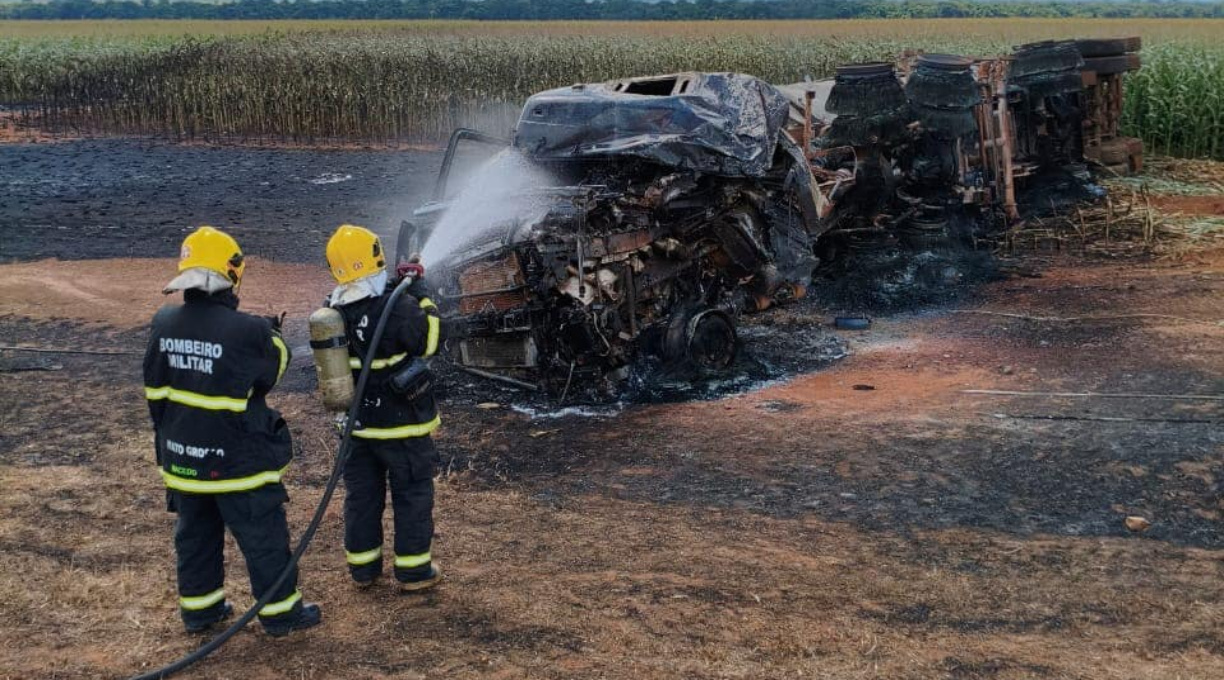 Condutor de caminhão-tanque morre carbonizado após o veículo colidir com um poste e pegar fogo 3