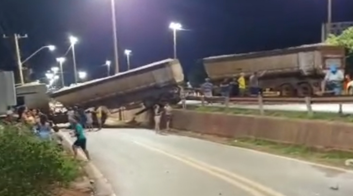 Caminhão estoura o pneu, sai da pista, cai em um desnível as margens da BR-364 e motorista fica ferido 1