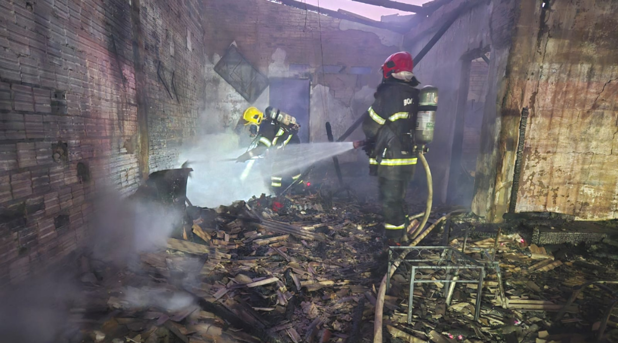 Bombeiros combatem incêndio de grandes proporções em Sinop 5
