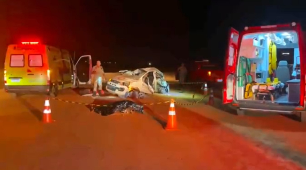 Colisão envolvendo um Corolla e um Uno deixa duas pessoas mortas e três feridas na BR-163 2