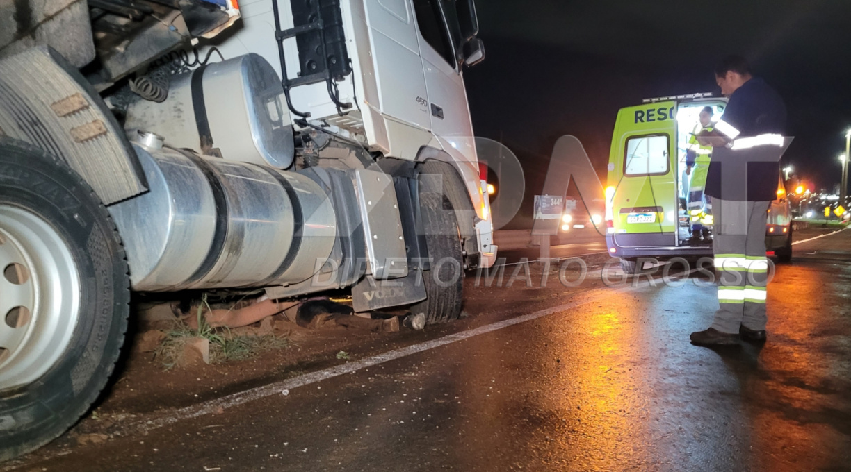 Jovem de 23 anos que voltava do trabalho morreu na BR-163, em Rondonópolis, ao cair da moto e ser atropelado por uma carreta 1