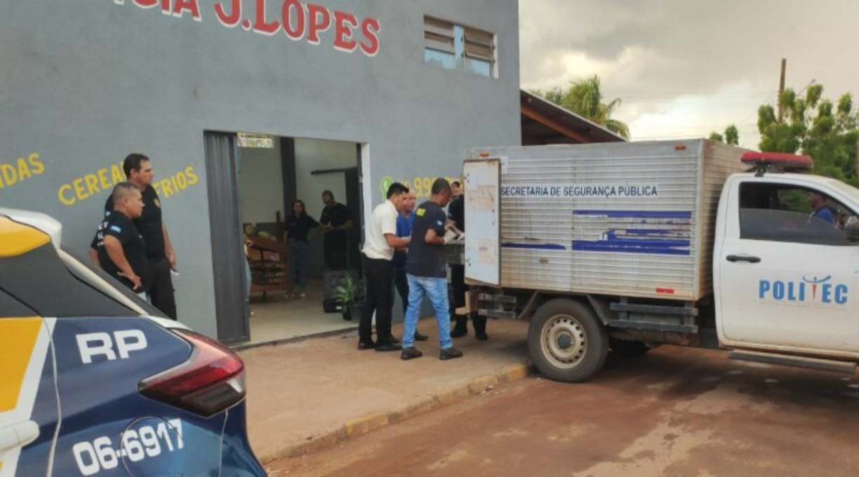 Dois homens morreram e um ficou ferido ao serem atingidos por disparos de arma de fogo dentro de conveniência 1