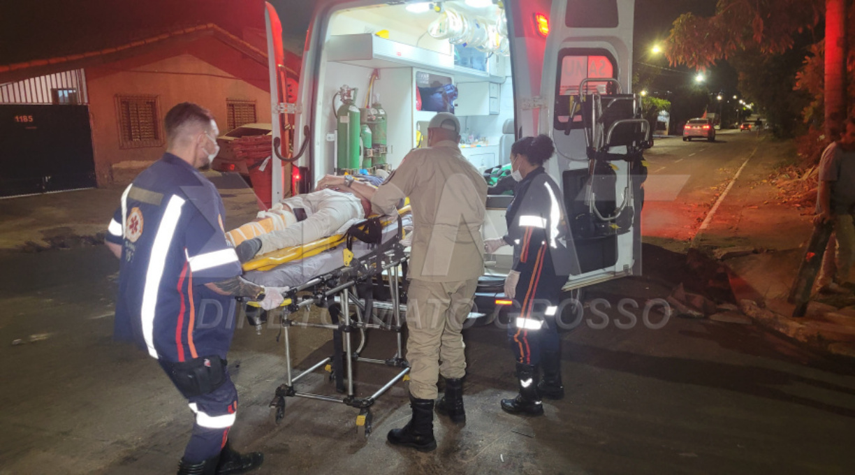 Colisão de alto impacto entre moto e carro no centro de Rondonópolis deixa jovem de 23 anos em estado grave 1