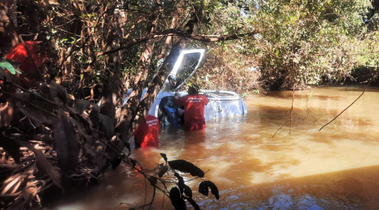 Bombeiros resgatam corpos de vítimas após queda de carro de ponte na MT-241 1