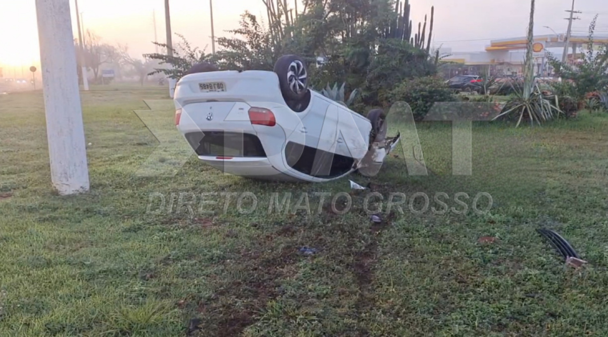 Motorista perde o controle de Gol e capota na Avenida dos Estudantes 1