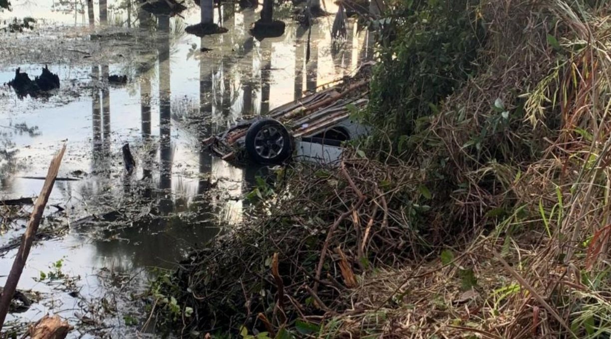 Bombeiros resgatam vítimas de acidente após capotamento na MT-419 1