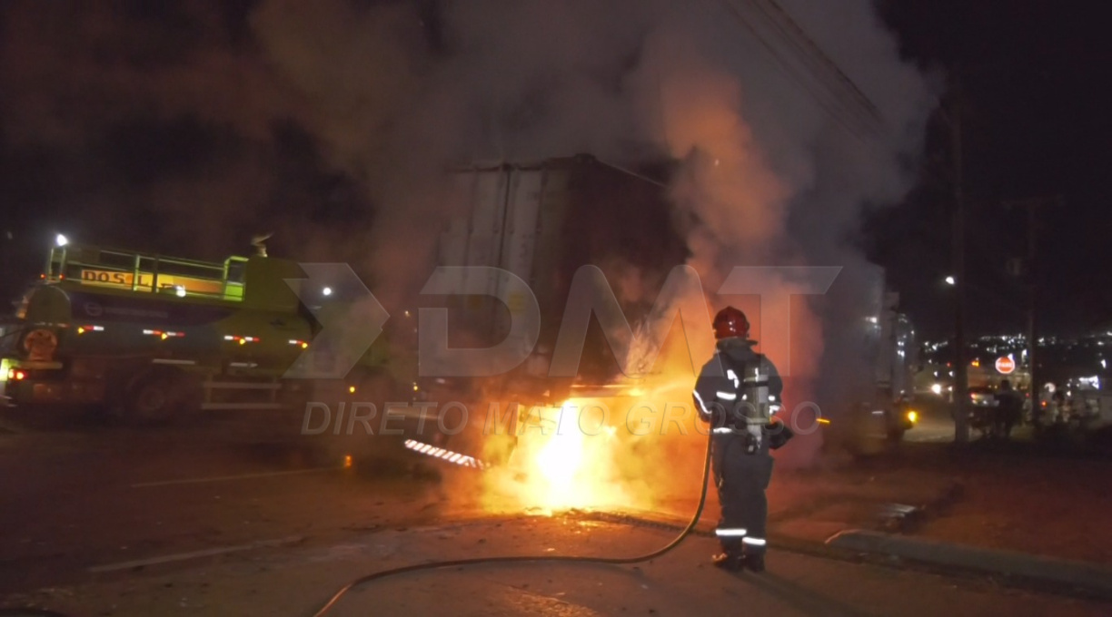 Ação rápida do Corpo de Bombeiros evita propagação de fogo em carreta carregada de carne em Rondonópolis 1