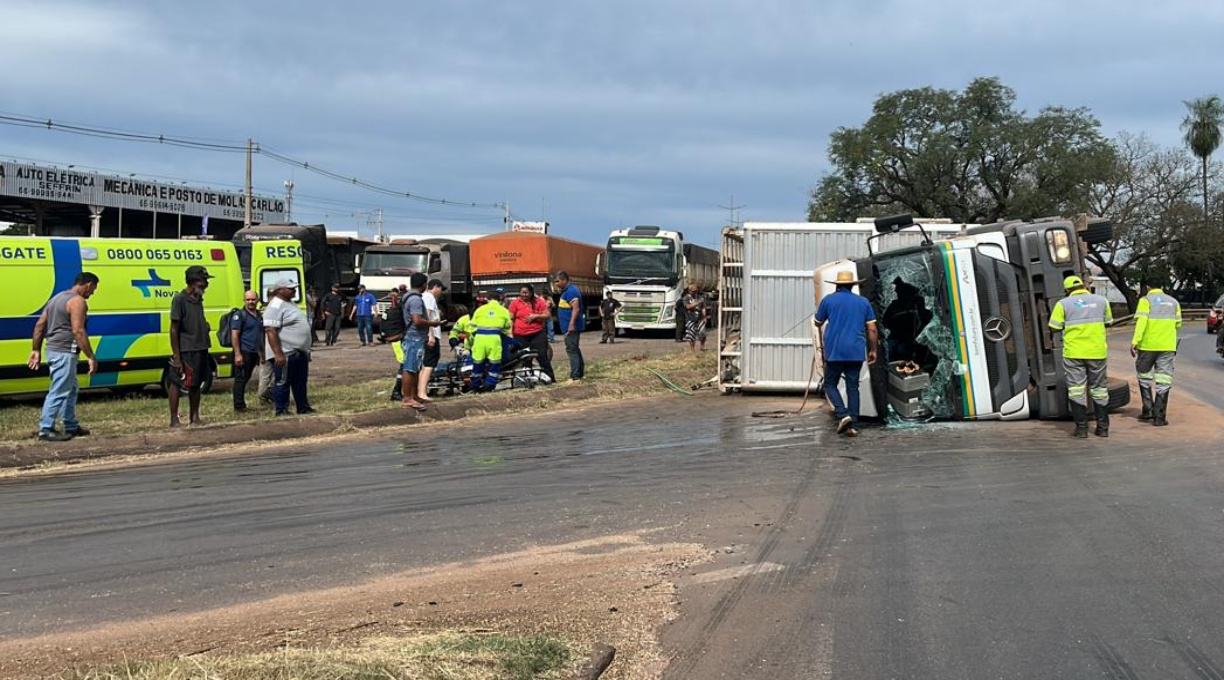 Carreta gaiola com carga de bovinos tomba em Rondonópolis, e o motorista fica ferido 1