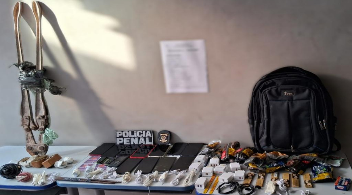 Polícia Penal impede entrada de pacotes com 14 celulares e drogas em unidade prisional feminina 1