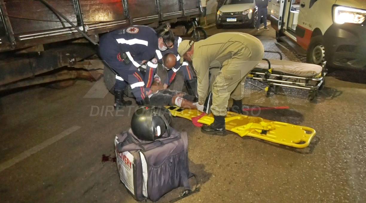 Entregador delivery colide com traseira de caminhão estacionado e sofre fraturas em uma das pernas 1