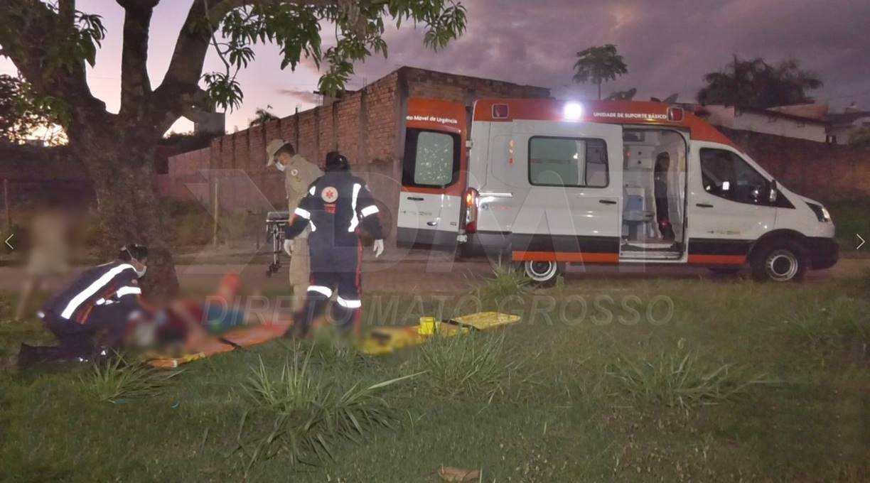 Casal em moto bate em árvore, fica ferido e é encaminhado pelo SAMU ao Hospital Regional 1