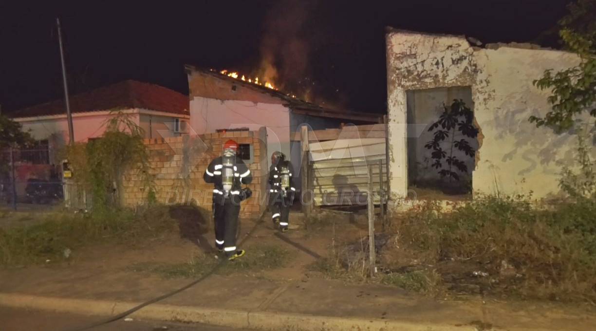 Uma casa ficou destruída no bairro Cidade Natal após ser atingida por um incêndio 1