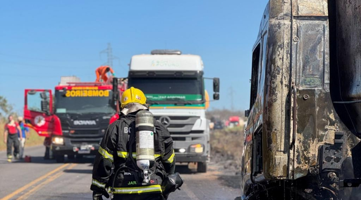 Corpo de Bombeiros utiliza 6 mil litros de água para combater incêndio em carreta 1