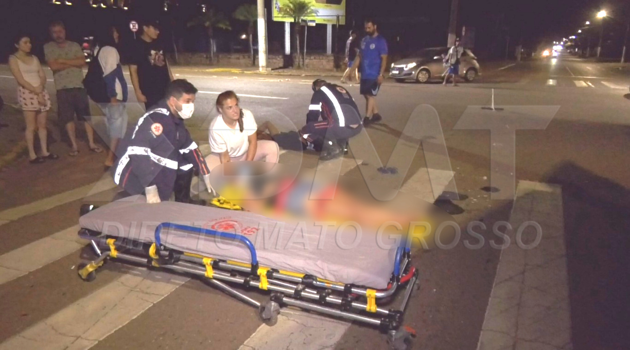 Duas jovens foram socorridas ao Hospital Regional após colisão entre carro e moto no centro 4