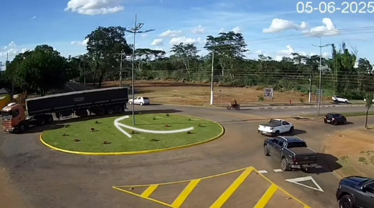 Após poucos dias de construída, rotatória é danificada por motorista de carreta 3