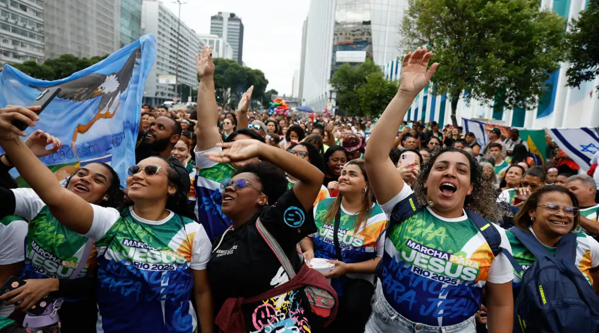 Evangélicos crescem e representam mais de um quarto da população 1