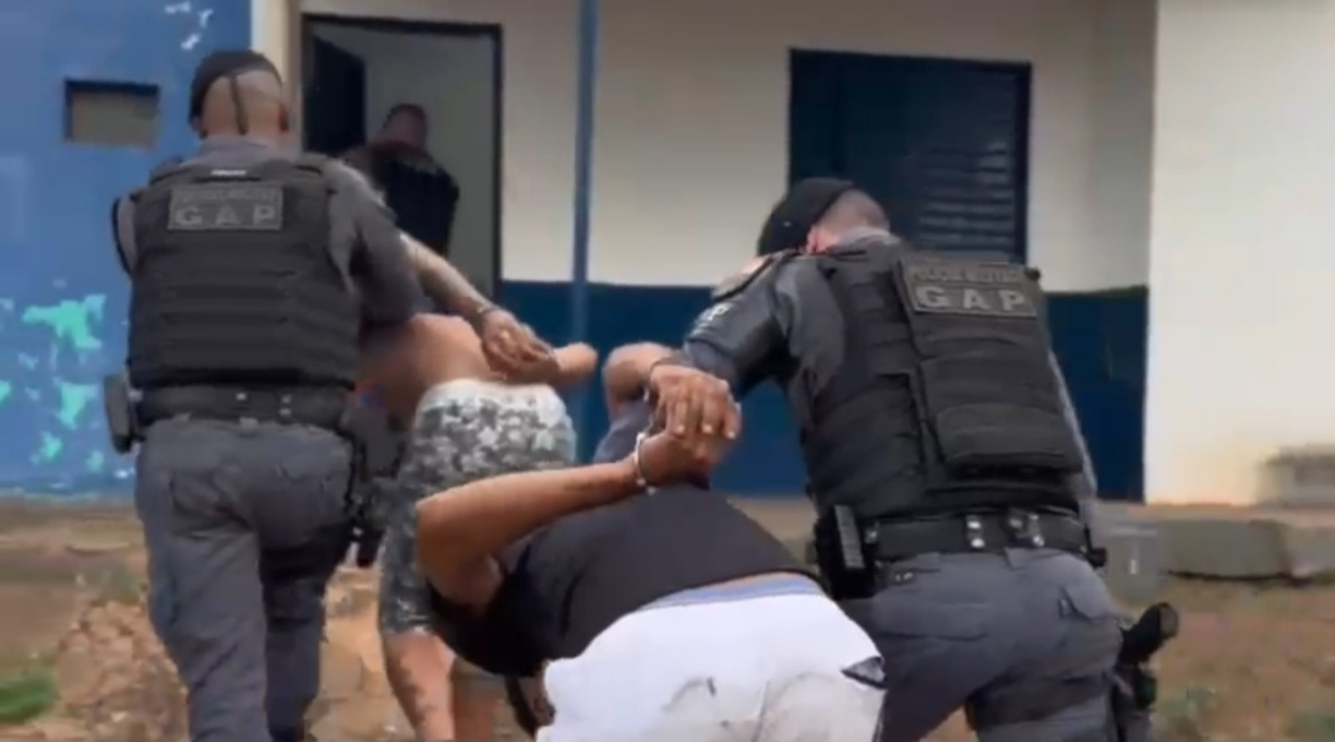 Após denúncia, militares do GAP do 28º Batalhão apreenderam entorpecentes e prenderam três suspeitos em Juscimeira 1