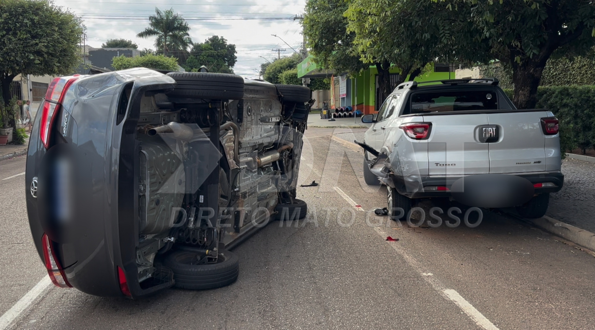 Idoso é socorrido pelo Samu após perder o controle da direção, colidir com outro veículo estacionado 1