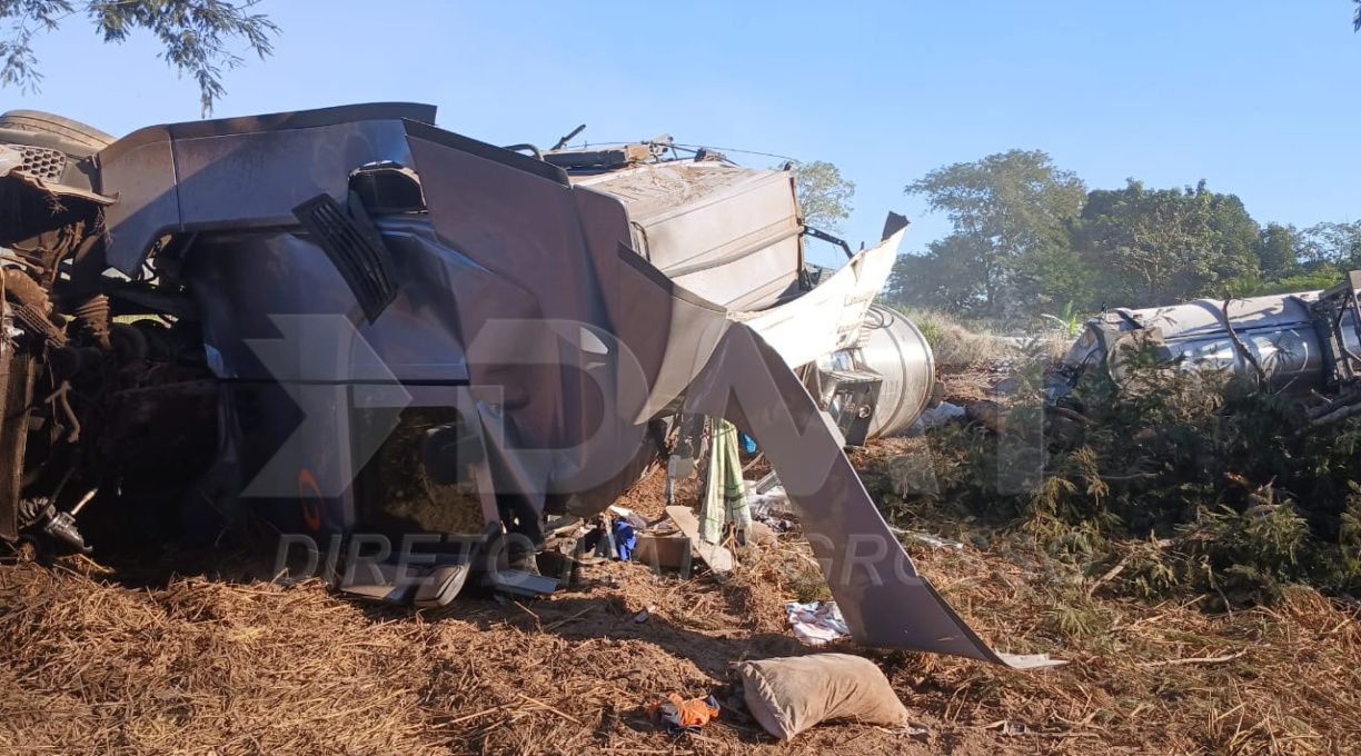 Caminhoneiro morre após colisão seguida de tombamento na BR-364, na Serra da Petrovina, em Pedra Preta. 1