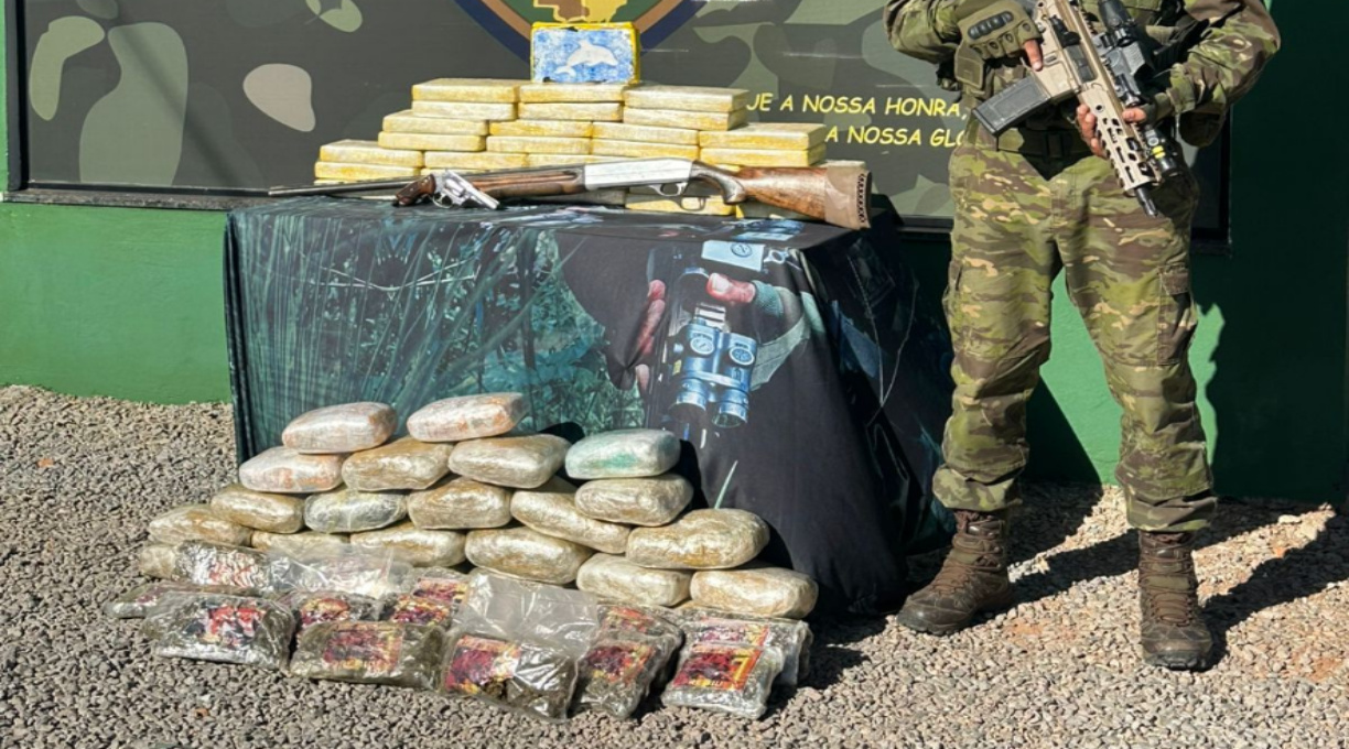 Dupla morre em confronto com o Gefron, e 75 tabletes de entorpecentes e armas, são apreendidos 1