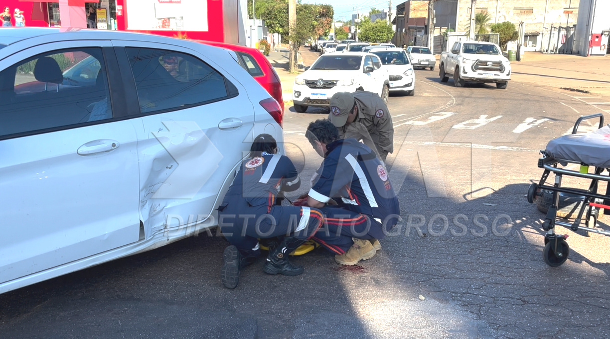 Jovem é socorrida ao Hospital Regional após colisão entre moto e carro na Avenida Presidente Médici 1