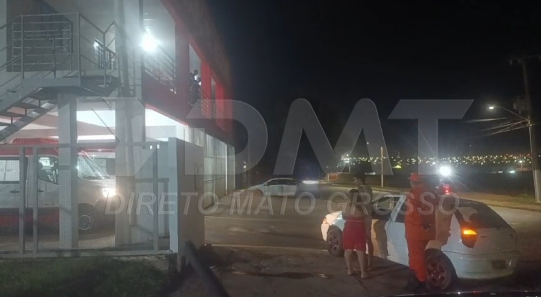 Homem é encaminhado ao Hospital Regional após ser levado até a base do Samu com um ferimento a faca na barriga 1