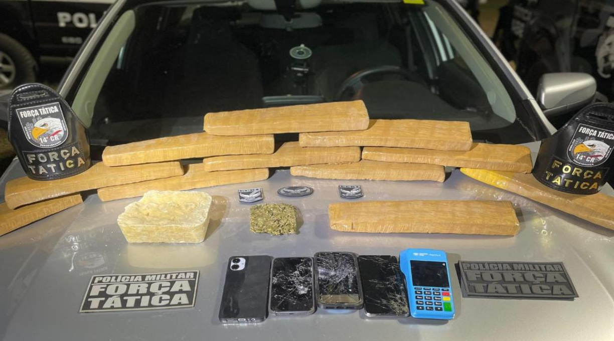 Força Tática apreende 12 tabletes de drogas e conduz três pessoas 1