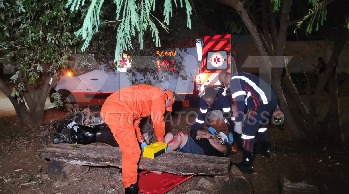 Motociclista fica ferido ao perder controle de moto bater em árvore no Sagrada Família 1