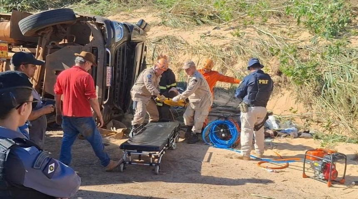 Tombamento de carreta na “Curva do S” deixa motorista ferido e encarcerado 1