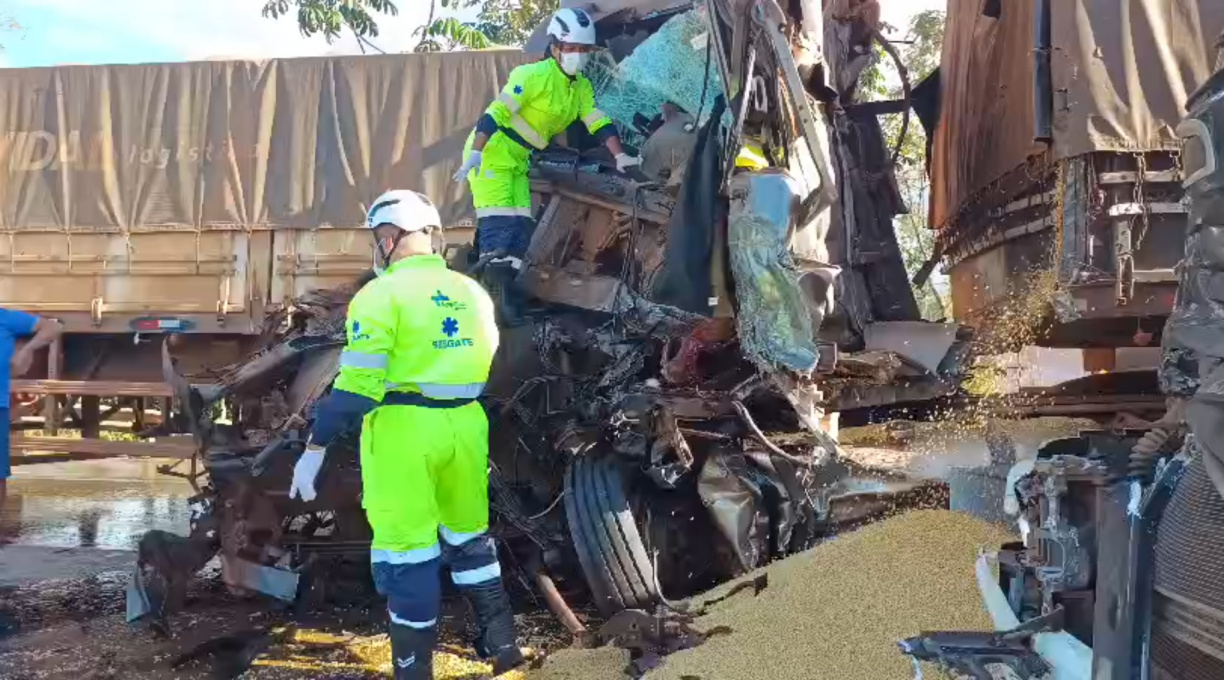 Um caminhoneiro perdeu a vida na BR-364, em Jaciara, durante um engavetamento envolvendo seis veículos. 1