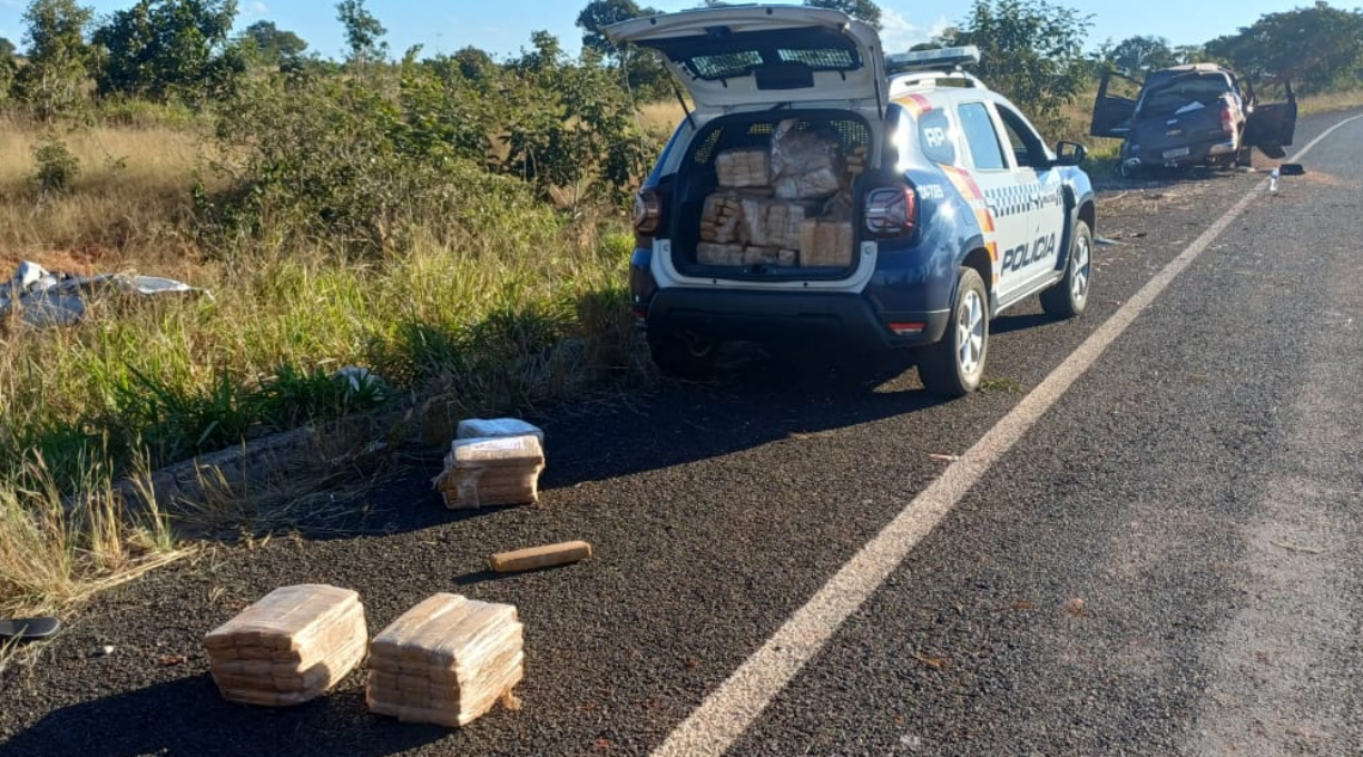 Após capotamento PM de Alto Araguaia apreende quase uma tonelada de maconha e prende dupla por tráfico de drogas 1