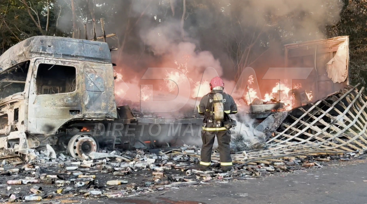 Veículo de carga fica destruído após pegar fogo na BR-364, nas proximidades da Serra da Petrovina 1