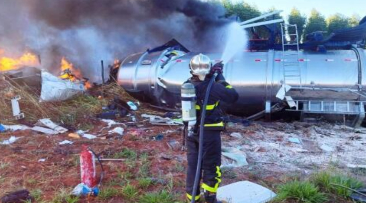 Batida entre carretas, seguida de incêndio, resulta na morte de dois caminhoneiros em Alto Araguaia. 1