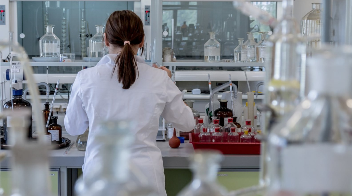 Cientistas utilizam xixi humano como material para implantes dentários e médicos 1