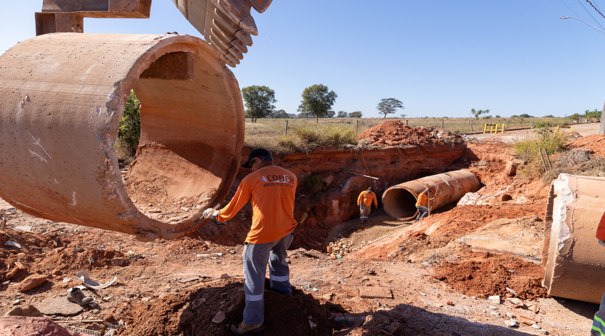 Prefeitura inicia obras para acabar com erosão em rua do Parque dos Lírios 1