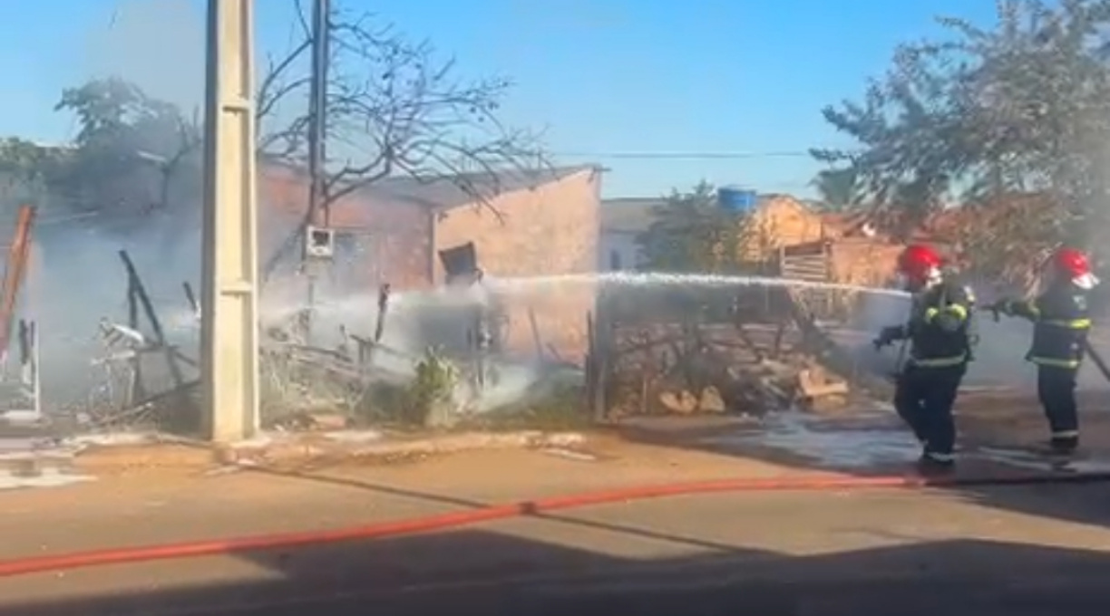 Uma casa ficou completamente destruída após ser tomada pelo fogo no Jardim HD 1