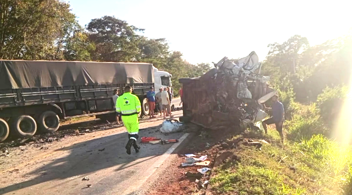 Jovem de 19 anos perde a vida durante colisão frontal envolvendo uma carreta e uma van na BR-364 1