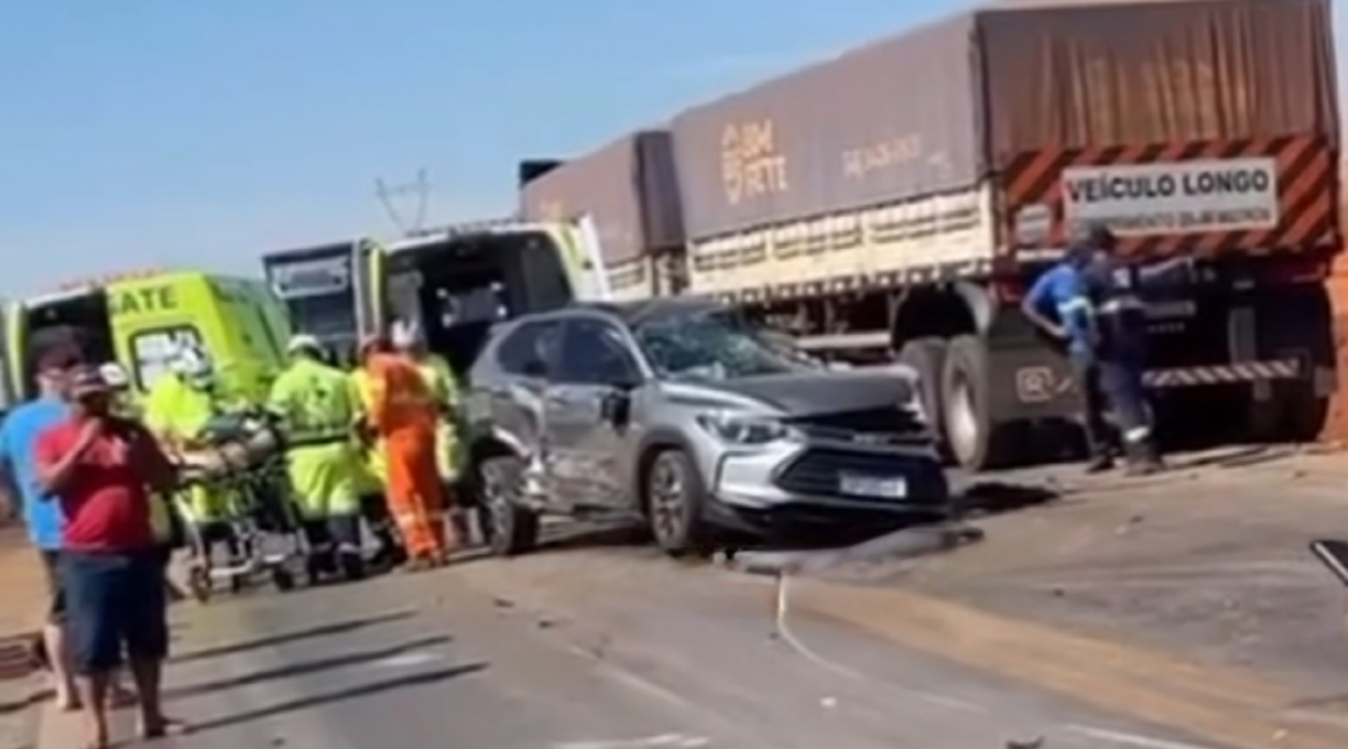 Grave acidente na BR-163 entre três veículos resulta em uma pessoa ferida e outra morta 1