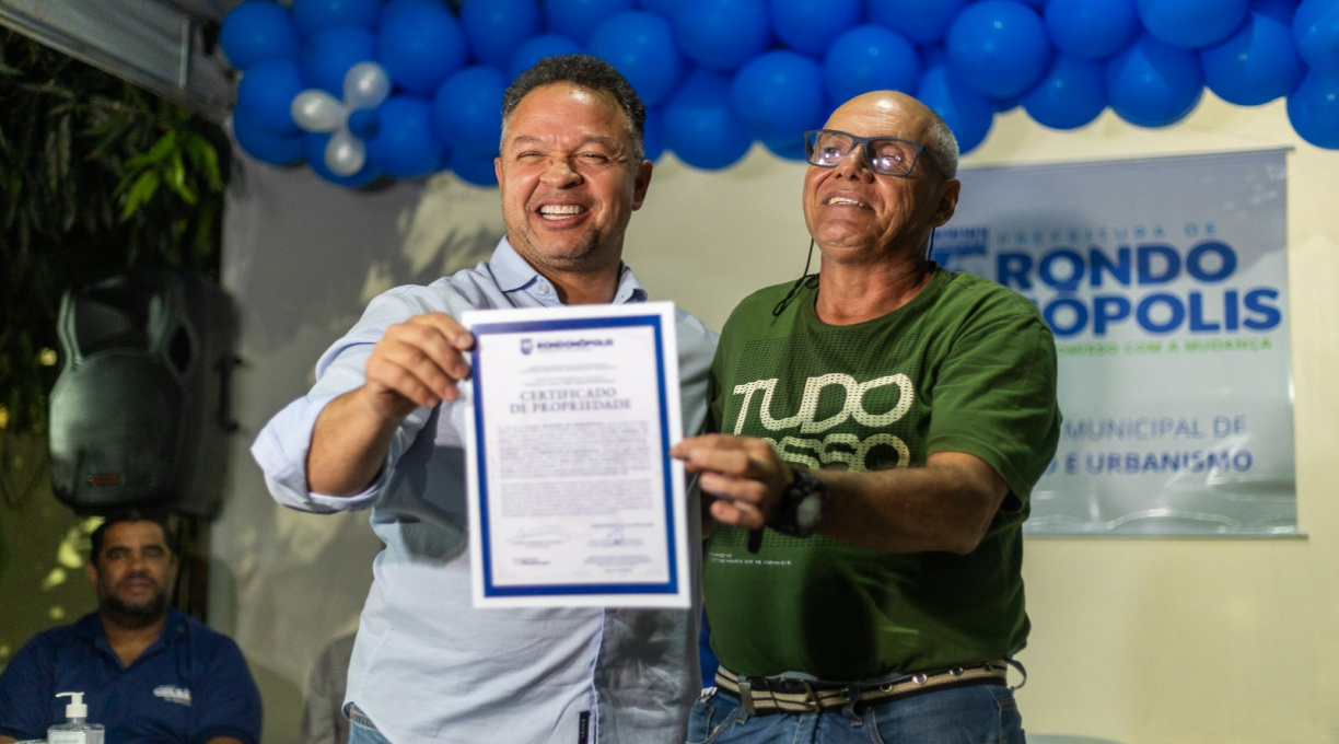 Prefeito participa da entrega de títulos de propriedade para 48 famílias 1