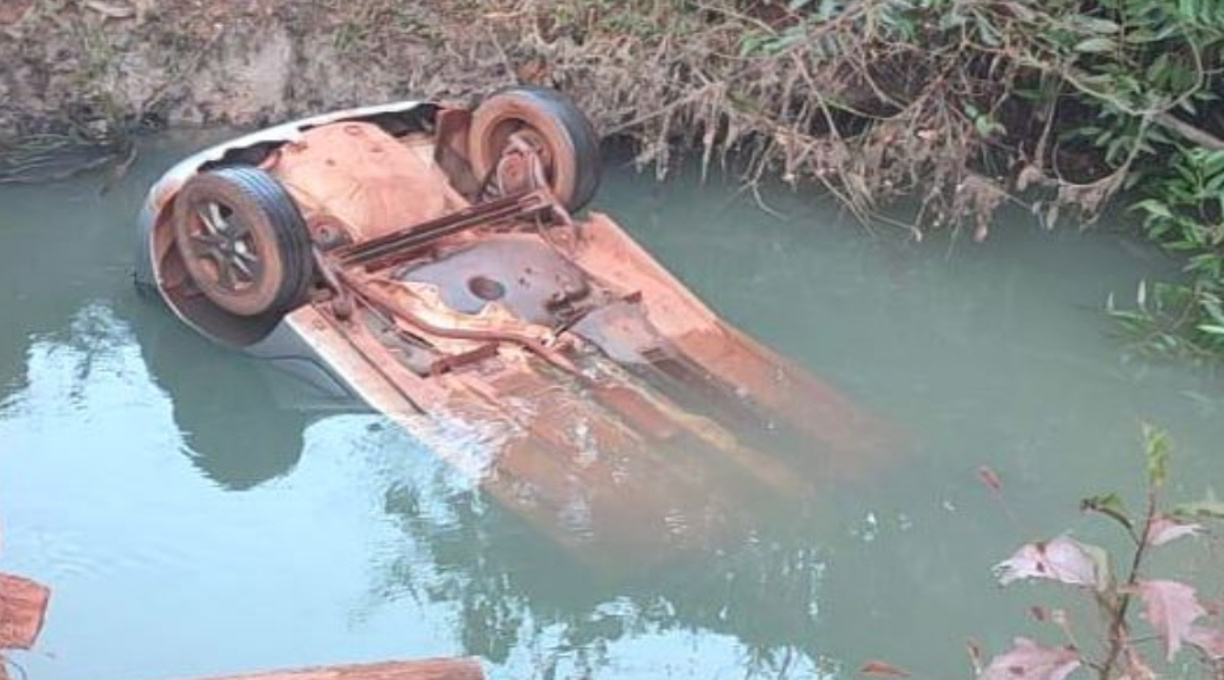 Um casal e duas crianças morreram após o carro em que estavam cair dentro de um córrego no interior de MT 1