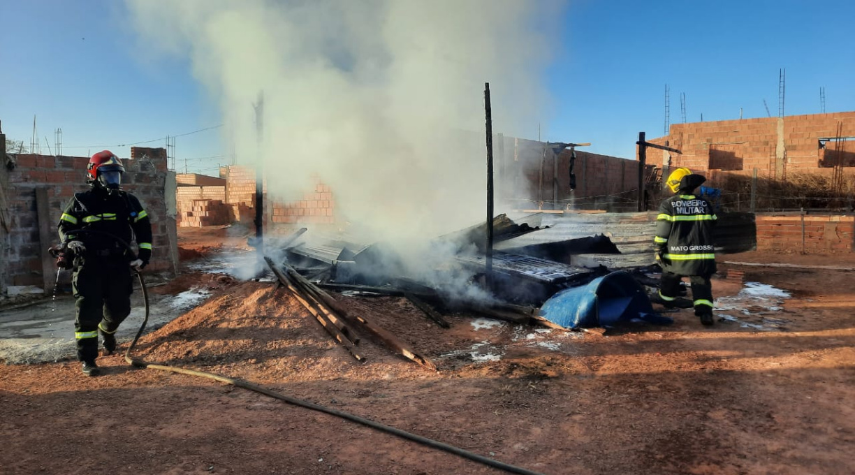 Residência pega fogo no Alfredo de Castro, fica destruída e a família fica sem ter onde morar 1