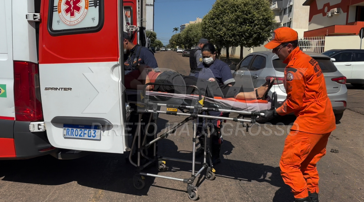 Mulher recebe atendimento médico após o carro que ela conduzia ser atingido por outro veículo e capotar na Vila Aurora 1