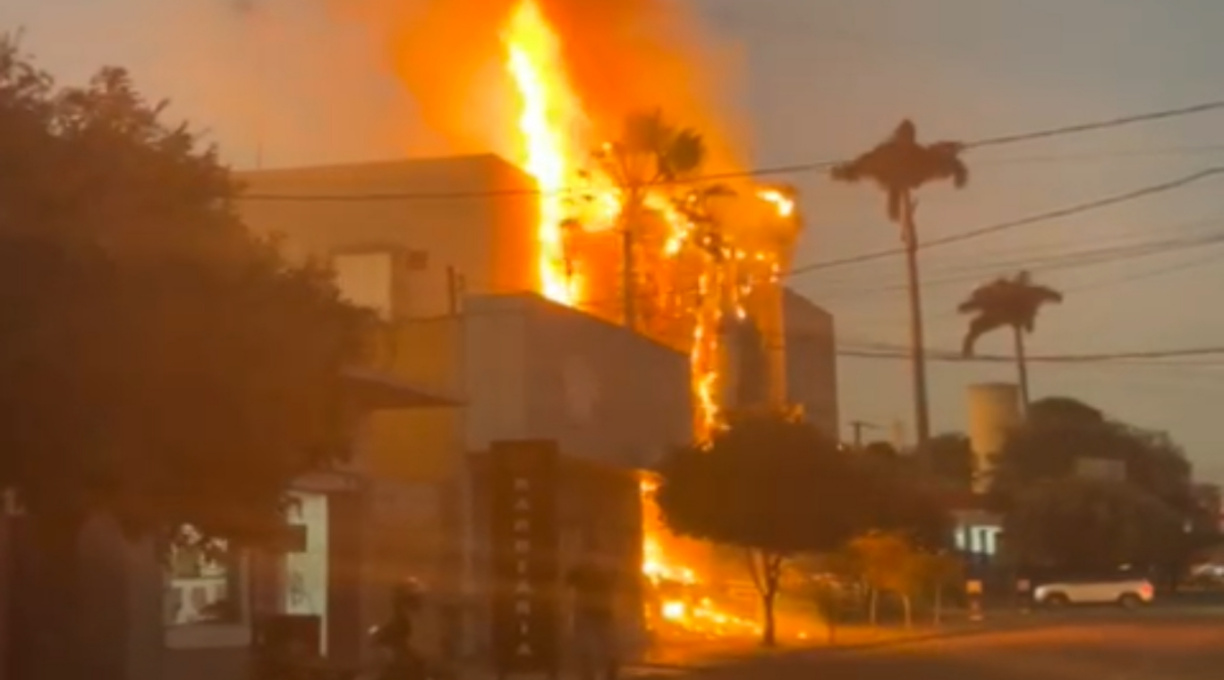 Fachada de cartório no centro de Rondonópolis fica danificada por grandes chamas de fogo 1