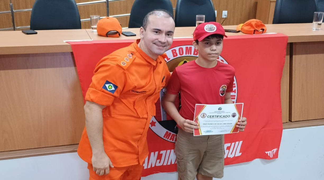 Crianças do projeto social "Bombeiros do Futuro", recebem certificado do Corpo de Bombeiros 1